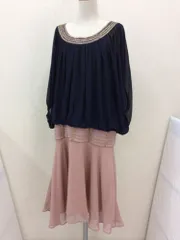 RUIRUE BOUTIQUE　シフォン地の半袖ワンピース 濃紺とモスピンクのコンビ ビーズあしらいで華やか