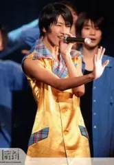 【中古】生写真(ジャニーズ) 7WEST/藤井流星/ライブフォト・膝上・衣装黄色.チェック柄水色・左手マイク・右手パー・Johnny’s web/KANSAI JOHNNY’S Jr WEST