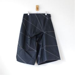 132 5. ISSEY MIYAKE イッセイミヤケ 変形 サルエルパンツ 日本製  黒っぽいチャコールグレーにラインの柄 3 （w-1520328）