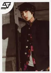 【中古】生写真(男性) SUPER★DRAGON/柴崎楽/膝上・衣装黒・赤・白・学ラン・左向き・両手下・首傾げ/「6th ONEMAN LIVE TOUR『HAZARDSCHOOL 0』」生写真セット～第6弾～