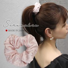 ♥シュシュ♥ヘアアクセサリー☆日本製シルク生地100％で1点ずつ職人が作ったかわいいシュシュです！少し小ぶりですが、控えめでありながらオリジナルの総柄がとても上品♪お子様のヘアアクセとしても◎和装にもばっちりあいます！（ピンク）