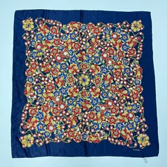 美品　シャネル シルク　カーキ　総柄　スカーフ　ストール　手縫い　ヴィンテージ 美品 シャネル シルク カーキ 総柄 スカーフ ストール 手縫い