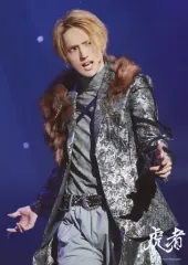 【中古】生写真(ジャニーズ) Travis Japan/川島如恵留/ライブフォト・膝上・衣装グレー・目線右上・2Lサイズ/「虎者 -NINJAPAN-」ステージフォト 第1弾