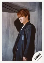 【中古】生写真(ジャニーズ) SixTONES/森本慎太郎/膝上・衣装黒・両手下・左向き・目線下・背景グレー/シングル「Imitation Rain / D.D.」MV＆ジャケ写オフショット/公式生写真