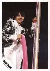 【中古】生写真(ジャニーズ) Sexy Zone/佐藤勝利/ライブフォト・上半身・衣装白黒・右手マイク・目線右/公式生写真