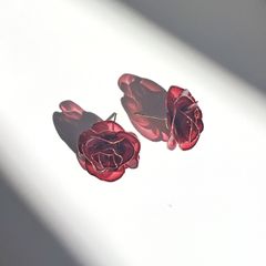 薔薇 ポストピアス(各種金具変更有り) レッド ディップアート アメリカンフラワー ワイヤー お花 可愛い 透明感 成人式 着物 浴衣 和装 和服 お呼ばれ 袴 入学式 卒業式 ローズ 一輪