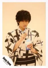 【中古】生写真(ジャニーズ) Sexy Zone/中島健人/上半身・浴衣・白・黒・青・ストロー咥え・左手かき氷・右向き・背景ベージュ/Summer Paradise in TDC パンフ＆グッズ/公式生写真