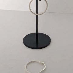 ピアスシルバー925表面に彫刻を施したミディアムサイズのフープピアス。 エレガントな外観