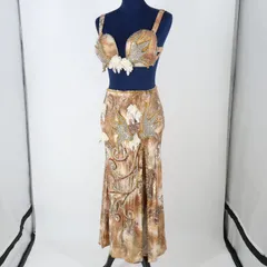 【ベリーダンス用 オリエンタル衣装】ゴールド×ブラウン ラインストーン 花のコスチューム 茶色 ラメ スリット 光沢 煌びやか ブラトップ スカート セット ゴージャス感 シルバー パール