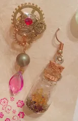 UVレジン鉱石のピアス(オレンジ)