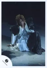 【中古】生写真(ジャニーズ) Kis-My-Ft2/北山宏光/ライブフォト・全身・座り・衣装白.黒・目線左・背景黒/公式生写真