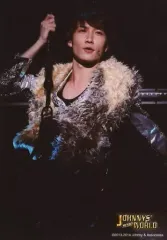 【中古】生写真(ジャニーズ) Snow Man/渡辺翔太/上半身・衣装黒茶右手上げ・目線上・背景黒/Johnnys’ 2020 world