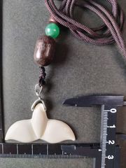 チベットアクセサリー！ヤクの骨 (水牛の一種)の くじら の ネックレスです。黒檀使用！ケース付き！ワンポイントとして インドひすい の 丸玉付き！紐の長さは約62㌢迄 調整可能です。