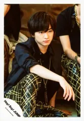 【中古】生写真(ジャニーズ) Hey! Say! JUMP/知念侑李/膝上・座り・衣装黒・右向き・右足立て・口閉じ/16夏 コンサートパンフ＆グッズ撮影/公式生写真