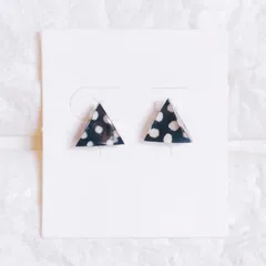 No.354　レジン　三角　ネイビー背景　白ドット　透明感　ピアス　イヤリング