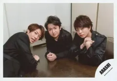 【中古】生写真(ジャニーズ) 嵐/集合(3人)/横型・上半身・座り・衣装黒・大野両手重ね・相葉背中見せ・乗り出し・机/「I seek/Daylight」PV＆ジャケ写撮影オフショット/公式生写真