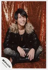 【中古】生写真(ジャニーズ) 関ジャニ∞/錦戸亮/ジャケット黒・あぐら・目線やや上・背景ブロンズカラー/公式生写真