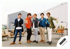 【中古】生写真(ジャニーズ) 嵐/集合(5人)/全身・横型・両手広げ・センター大野・松本両手グー/「青空の下、キミのとなり」PV＆ジャケ/公式生写真