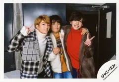 【中古】生写真(ジャニーズ) なにわ男子/西畑大吾・大西流星・道枝駿佑/横型・膝上・衣装グレー・白・茶・右向き・二人ピース・出入り口/「関西ジャニーズJr. LIVE 2019 Happy 2year!! ～今年も関ジュとChu Year!!～」オフショット/