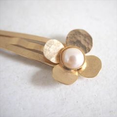 Ouca（ウーサ）ヘアクリップ／パール×メタルゴールドフラワーモチーフミニヘアクリップ