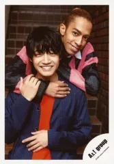 【中古】生写真(ジャニーズ) Aぇ! group/草間リチャード敬太・佐野晶哉/上半身・衣装グレー.ピンク.黒.オレンジ・抱きつき・階段/「僕らAぇ! groupがbrakeしそうですねん?!」グッズオフショット/公式生写真