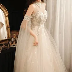 ビジューがゴージャスなオシャレなデザインのイブニングドレス