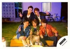 【中古】生写真(ジャニーズ) 嵐/集合(5人)/横型・膝上・座り・ピース・前列3人/「青空の下、キミのとなり」PV＆ジャケ/公式生写真