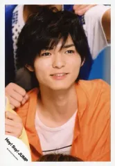 【中古】生写真(ジャニーズ) Hey! Say! JUMP/薮宏太/顔アップ・衣装白・オレンジ・右手グー・周りにメンバー/「ウィークエンダー/明日へのYELL」PV＆ジャケ写撮影オフショット/公式生写真