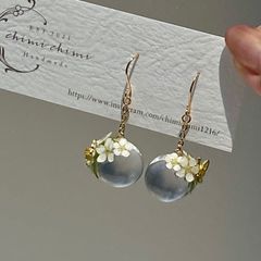 揺れる小手毬ピアス/３Dピアス/お花と蝶のピアス