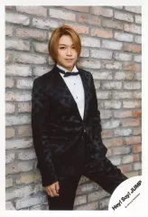 【中古】生写真(ジャニーズ) Hey! Say! JUMP/高木雄也/膝上・衣装黒・白・右向き・左足曲げ・背景レンガ/DVDシングル「愛だけがすべて -What do you want?-」MV＆ジャケ写オフショット/公式生写真