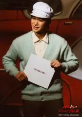 【中古】生写真(ジャニーズ) A.B.C-Z/戸塚祥太/ライブフォト・膝上・衣装緑カーディガン・白シャツ・両手でボード・帽子・背景に車/ABC座2014 ジャニーズ伝説