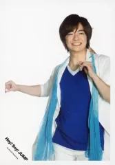 【中古】生写真(ジャニーズ) Hey! Say! JUMP/知念侑李/上半身・衣装白・青・両手曲げ・歯見せ・背景白/「ウィークエンダー/明日へのYELL」PV＆ジャケ写撮影オフショット/公式生写真