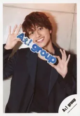 【中古】生写真(ジャニーズ) Aぇ! group/小島健/上半身・衣装黒・両手プレート持ち・顔傾げ/Johnnys’ ISLAND STORE グッズオフショット’20夏/公式生写真