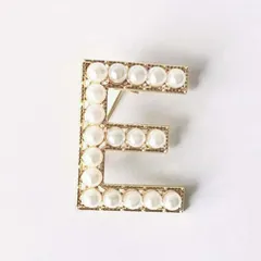 ☆ Eタイプ ☆ ブローチ イニシャル A～M pmybroch05 ブローチ パール イニシャル アルファベット アクセサリー ピンバッチ ワンポイント レディース ブローチピン 英字 おしゃれ ギフト お祝い 入学式 卒業式 発表会 同窓会 演奏会