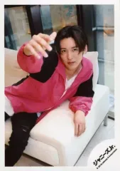 【中古】生写真(ジャニーズ) Snow Man/目黒蓮/膝上・座り・衣装ピンク・白・黒・右手上げ・右向き/「ジャニーズJr.8・8祭り～東京ドームから始まる～」グッズオフショット/公式生写真