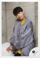 【中古】生写真(ジャニーズ) Snow Man/村上真都ラウール/膝上・衣装グレー・黄色・両手重ね・首傾げ・口閉じ/「Snow Man LIVE 2019 ～ 雪 Man in the Show ～」 グッズオフショット/公式生写真