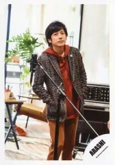 【中古】生写真(ジャニーズ) 嵐/二宮和也/膝上・衣装グレー赤・両手ポケット・目線左向き/シングル「君のうた」MV＆ジャケ写撮影オフショット/公式生写真