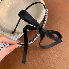 カチューシャ レディース ブラック リボン ラインストーン キラキラ ヘアアクセサリー 上品 大人かわいい 韓国ファッション ヘアバンド 髪飾り パーティー 結婚式 二次会 お呼ばれ デート 普段使い フェミニン きれいめ ギフト プレゼント