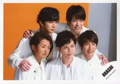 【中古】生写真(ジャニーズ) 嵐/集合(5人)/横型・バストアップ・衣装白・右向き・櫻井両手肩・松本右手肩・背景オレンジ・白/「ARASHI Anniversary Tour 5×20」追加グッズオフショット/公式生写真