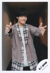 【中古】生写真(ジャニーズ) Aぇ! group/佐野晶哉/膝上/Aぇ! group「Aッ!!!!!!と驚き全国ツアー2023」グッズオフショット/公式生写真