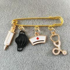 医療器具 バッジ ピン ゴールド マスク ブラック 注射 看護師 病院 チャーム 安全ピン 治療 道具 お揃い ギフト ペア 贈り物 贈りもの 新品