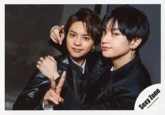 【中古】生写真(ジャニーズ) Sexy Zone/佐藤勝利・中島健人/横型・バストアップ・衣装黒・抱きつき・片手ピース・背景黒/「Sexy Zone LIVE TOUR 2019 PAGES」グッズオフショット/公式生写真 