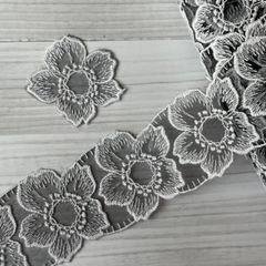1ｍ刺繍レース　黒白　幅5.5cm透け感が可愛いお花日本製 [57107　黒]