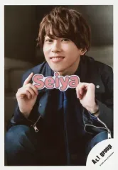 【中古】生写真(ジャニーズ) Aぇ! group/末澤誠也/膝上・座り・衣装黒・両手ネームプレート持ち/Johnnys’ ISLAND STORE グッズオフショット’20夏/公式生写真