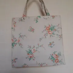 ハンドメイド品　やや小ぶりなトートバッグ（色付き小バラ）
