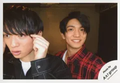 【中古】生写真(ジャニーズ) Aぇ! group/福本大晴・正門良規/横型・バストアップ・衣装黒・白・赤・福本左向き・両手上げ・正門笑顔/「Ｊohnnys’ ISLAND セルフィー」/公式生写真(アイランドストア限定)