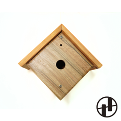 小鳥の巣箱（中） シジュウカラやヤマガラなどの小型鳥類用の巣箱
