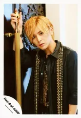 【中古】生写真(ジャニーズ) Hey! Say! JUMP/山田涼介/上半身・衣装黒・金・右手上げ・扉・顔傾げ・背景白黒/16夏 コンサートパンフ＆グッズ撮影/公式生写真