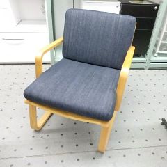 関東地方送料込み！ MUJI 無印良品 リビングでもダイニングでもつかえるソファチェア・オーク材 デニムカバー アーム付き
