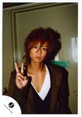 【中古】生写真(ジャニーズ) Kis-My-Ft2/北山宏光/バストアップ・茶色ジャケット・黒と白のシャツ・右手ピース/公式生写真